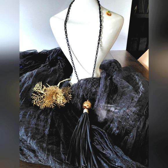 n/a Jewelry - Elegant Black and Gold Tassel Necklace